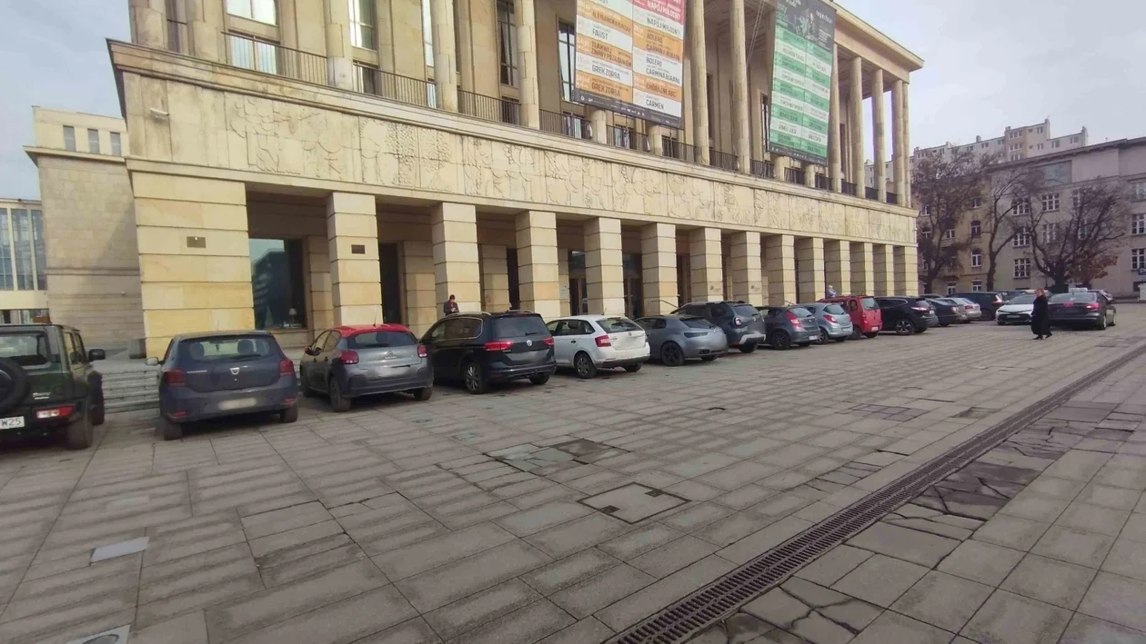 Dziki parking przed Teatrem Wielkim w Łodzi. Kierowcy zniszczyli granitowe płyty [ZDJĘCIA] - Zdjęcie główne