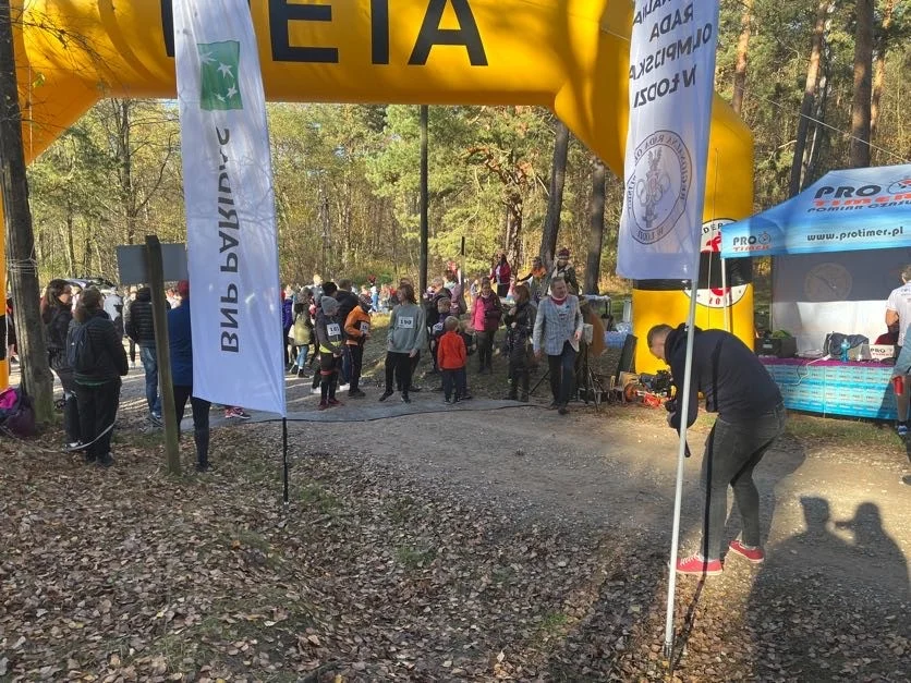 VIII edycja Spaceru i Biegu do Niepodległości w Grotnikach. Piękna pogoda zachęcała do aktywnego spędzania czasu!