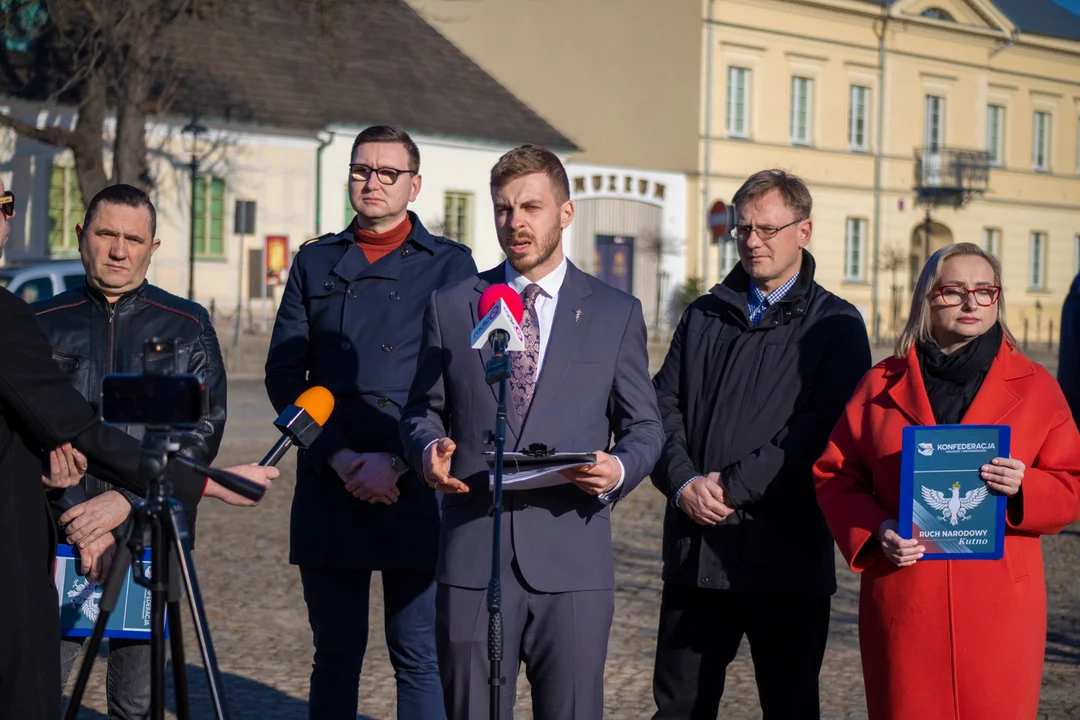 Działacze Konfederacji w centrum Kutna. "Chcemy, żeby Polacy czuli się bezpiecznie na swoich ulicach" (ZDJĘCIA)