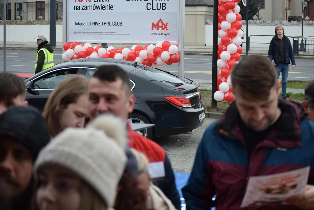 Tłumy łodzian na otwarciu restauracji MAX Premium Burgers. Tego jeszcze w Łodzi nie było [ZOBACZ ZDJĘCIA]