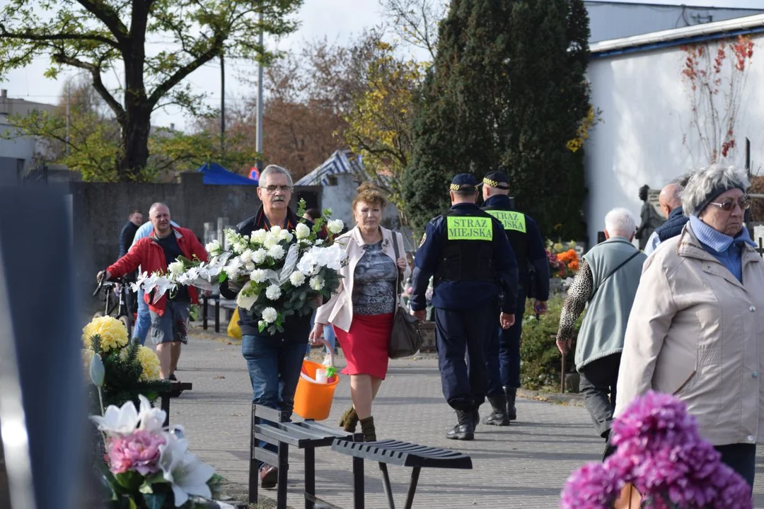 Łodzianie przygotowują groby bliskich do Wszystkich Świętych