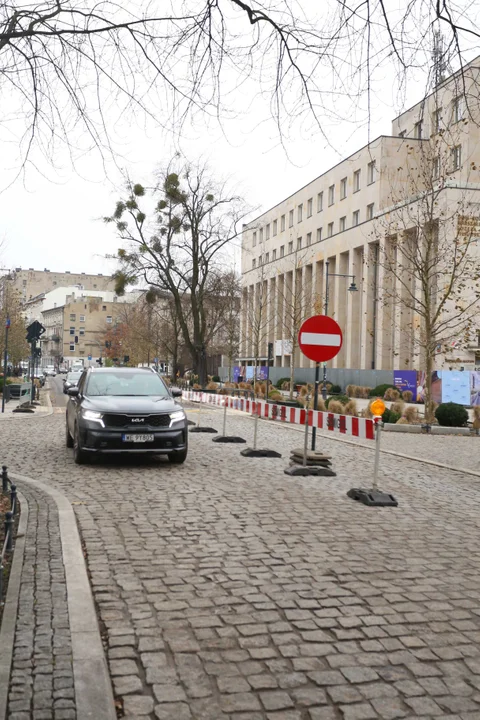 Utrudnienia dla kierowców na ul. Traugutta w Łodzi. Trwa budowa tunelu Kolei Dużych Prędkości