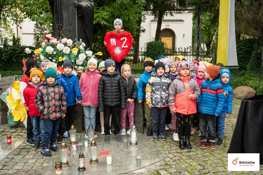 Kolorowe serduszka zawisły w Bełchatowie. Dzieci udekorowały pomnik Jana Pawła II [FOTO] - Zdjęcie główne