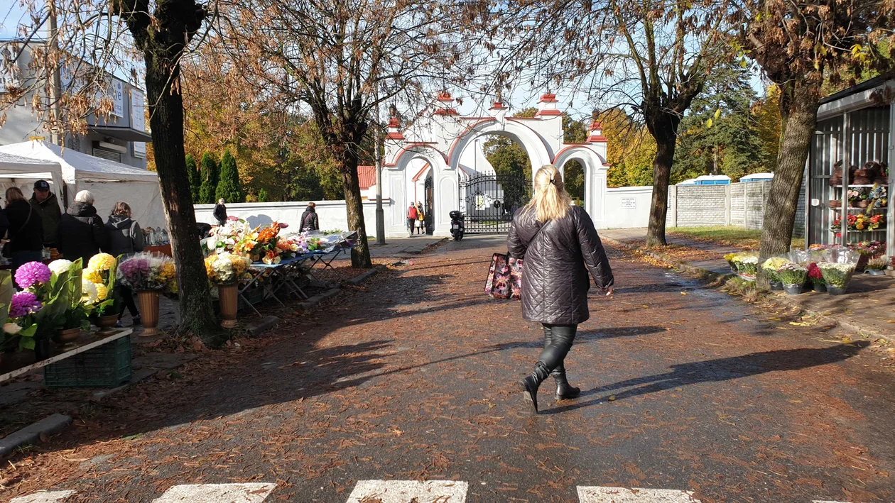 Mieszkańcy przygotowują się do dnia Wszytskich Świętych