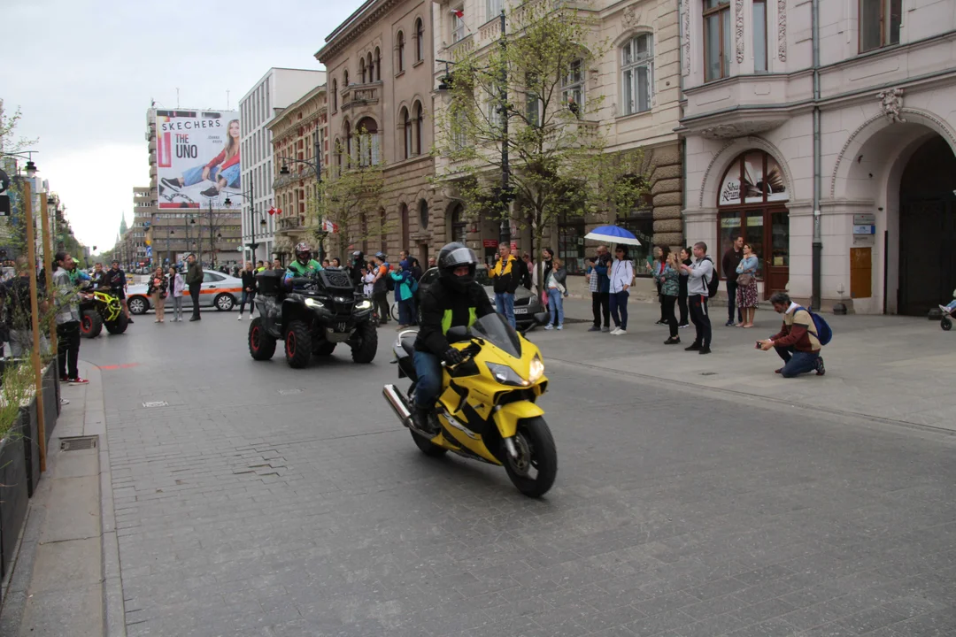 Wielka parada motocyklowa na ulicy Piotrkowskiej w Łodzi