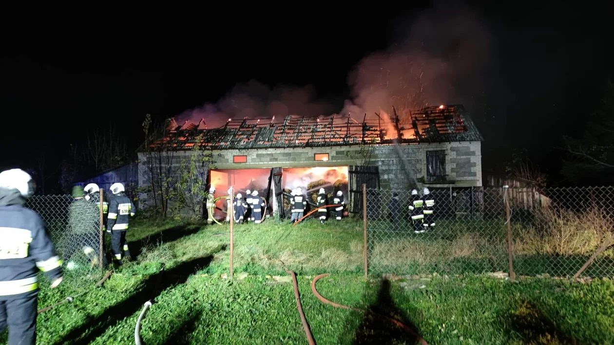 Pożar stodoły w miejscowości Osmólsk Górny. W akcji liczne siły straży pożarnej