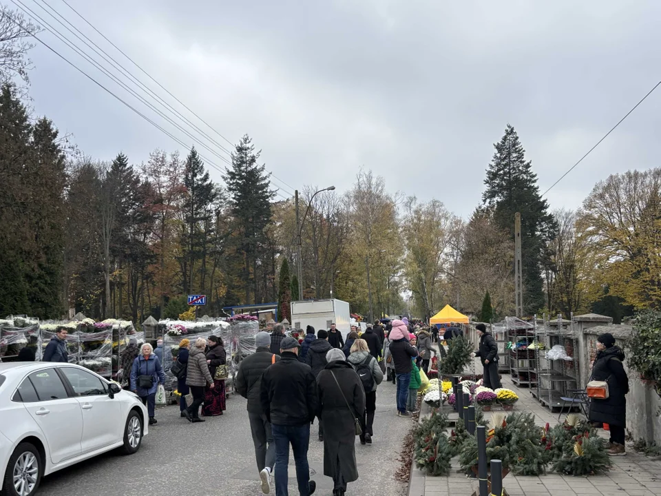 Korki w okolicach cmentarza na Dołach