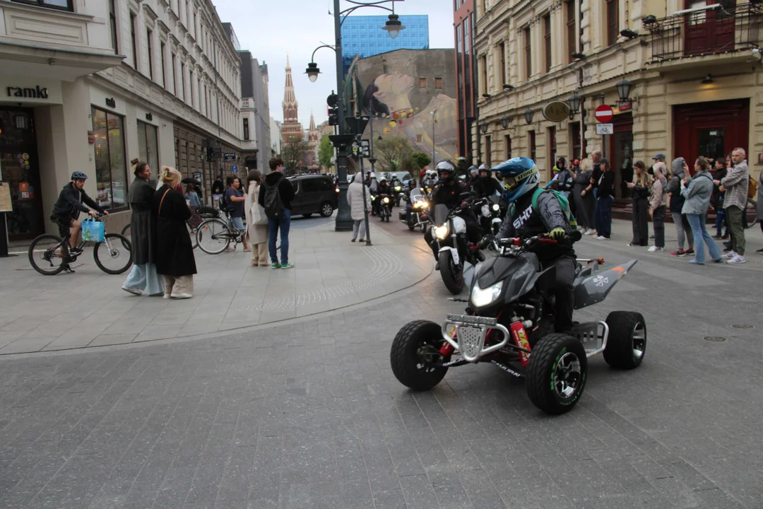 Wielka parada motocyklowa na ulicy Piotrkowskiej w Łodzi