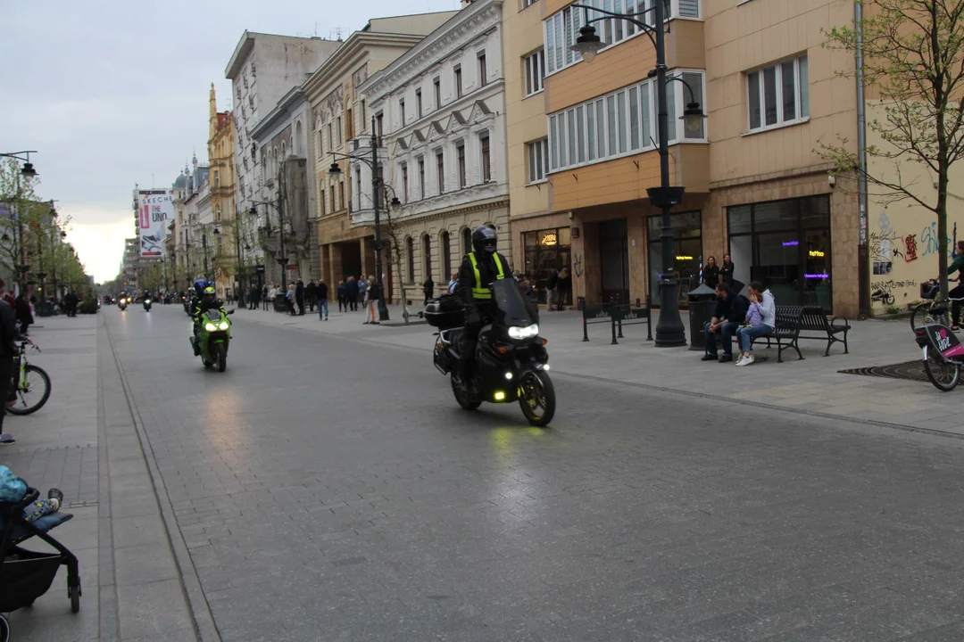 Wielka parada motocyklowa na ulicy Piotrkowskiej w Łodzi