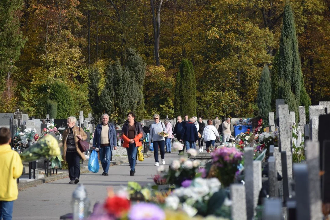 Łodzianie przygotowują groby bliskich do Wszystkich Świętych