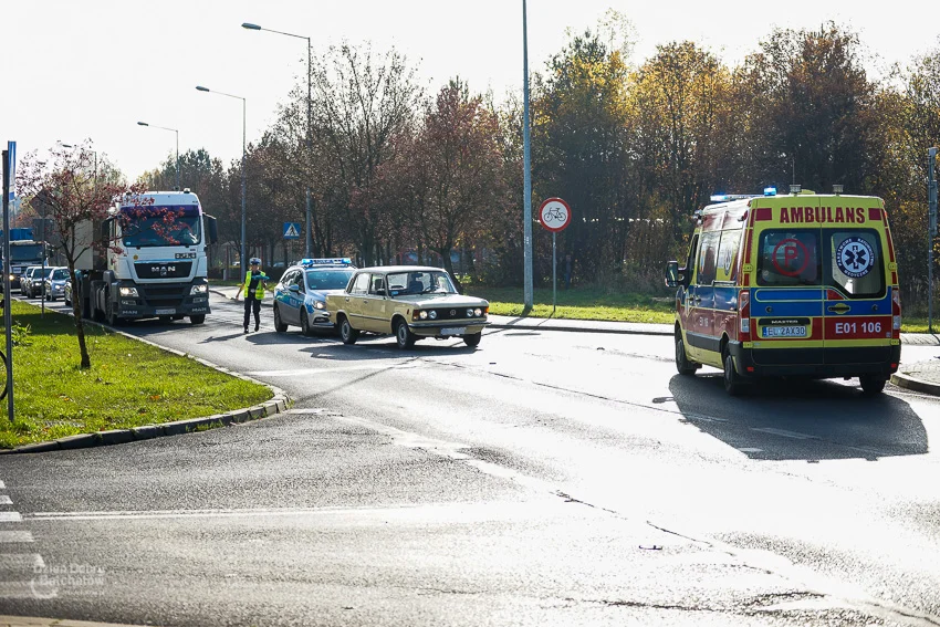 Wypadek na al. Wyszyńskiego. Policyjny motocykl zderzył się z osobówką