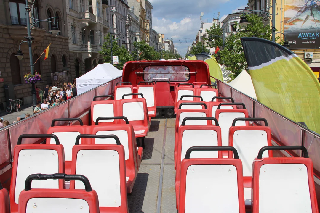 Kolejki chętnych na Piotrkowskiej na bezpłatny przejazd czerwonym autobusem piętrowym