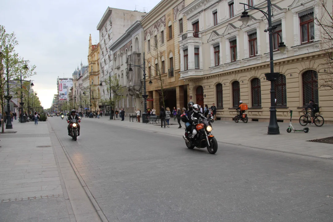 Wielka parada motocyklowa na ulicy Piotrkowskiej w Łodzi