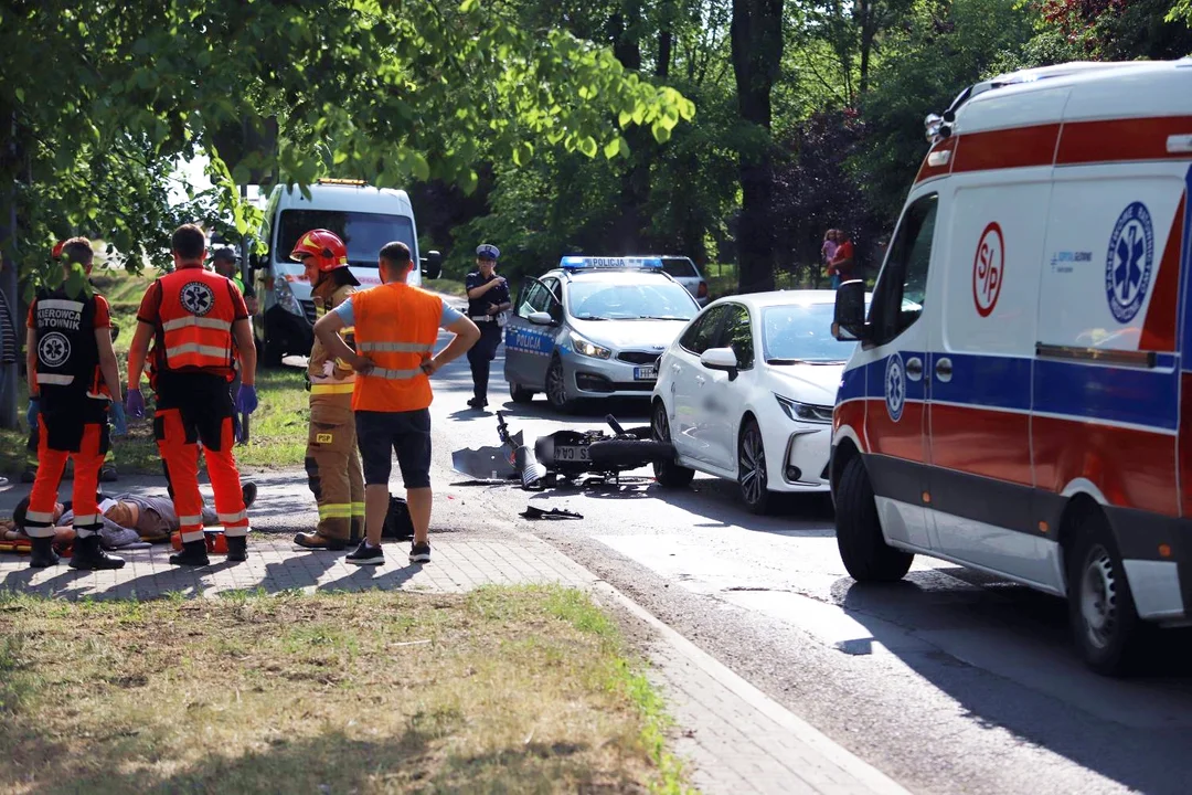 Wypadek w Kutnie, ranny motocyklista. Są utrudnienia w ruchu [ZDJĘCIA] - Zdjęcie główne