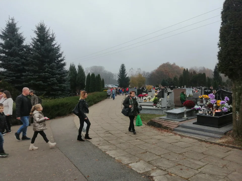 Zgierzanie i mieszkańcy okolic odwiedzili groby na cmentarzach w regionie