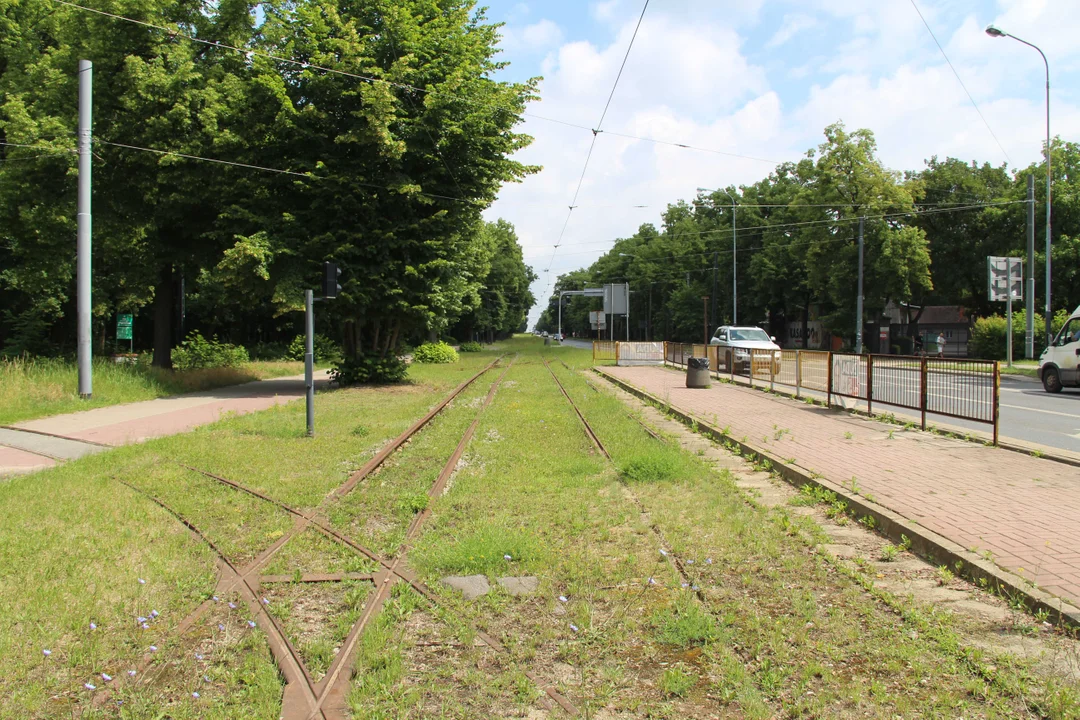 Nieczynne przystanki tramwajowe przy Konstantynowskiej