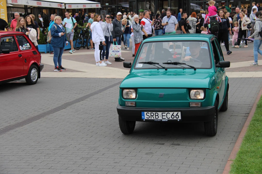 Wielki Zlot Maluchów na rynku w Manufakturze