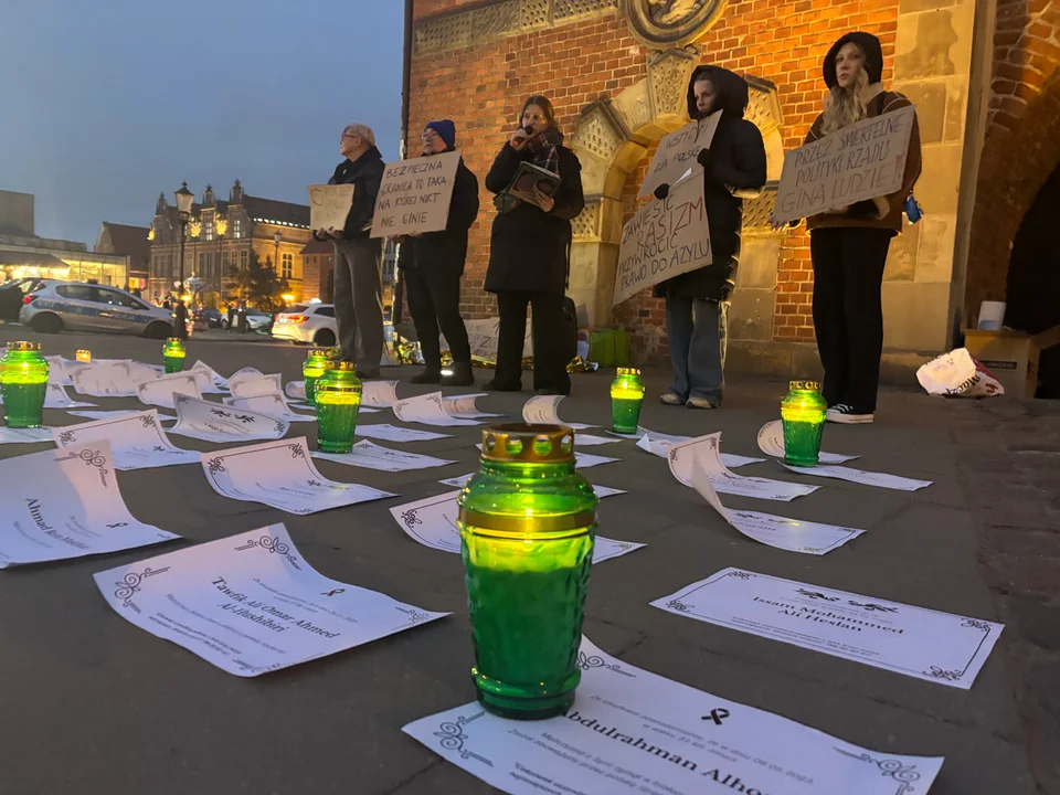 Znicze pod Bramą Wyżynną w Gdańsku. Rok po decyzji rządu i trudne liczby