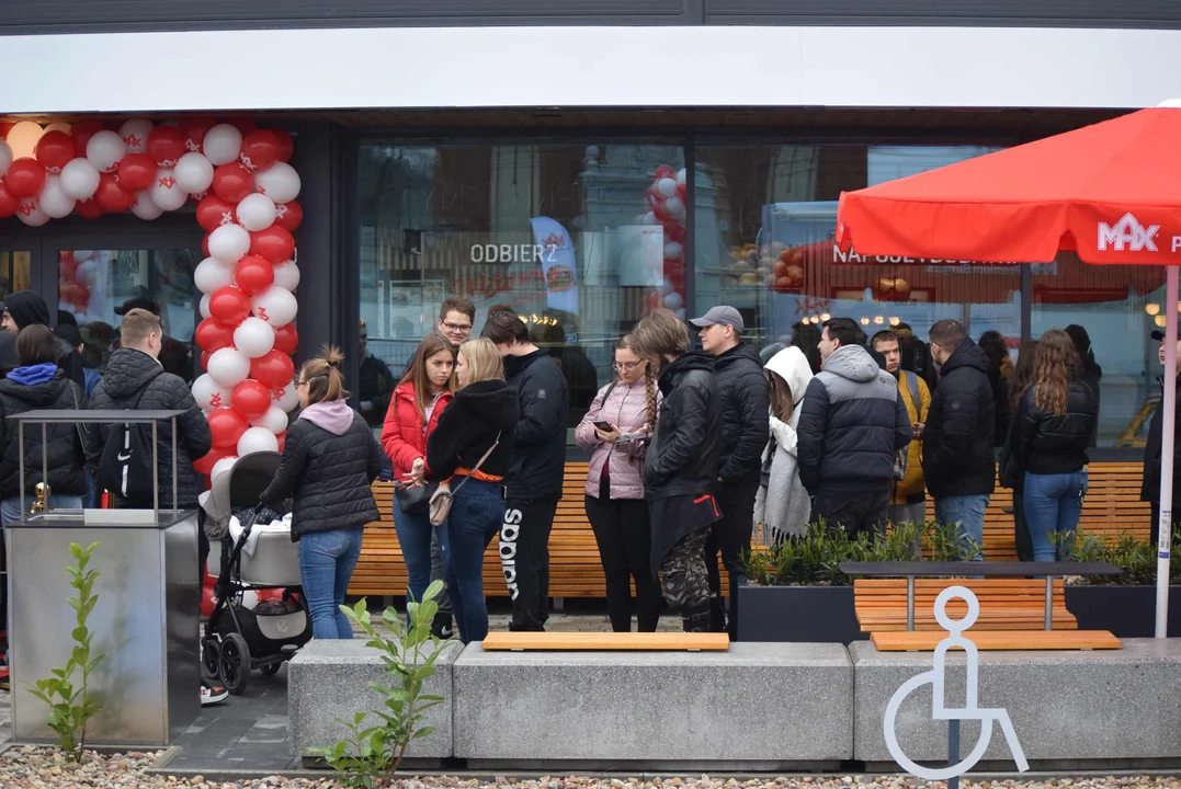 Tłumy łodzian na otwarciu restauracji MAX Premium Burgers. Tego jeszcze w Łodzi nie było [ZOBACZ ZDJĘCIA]