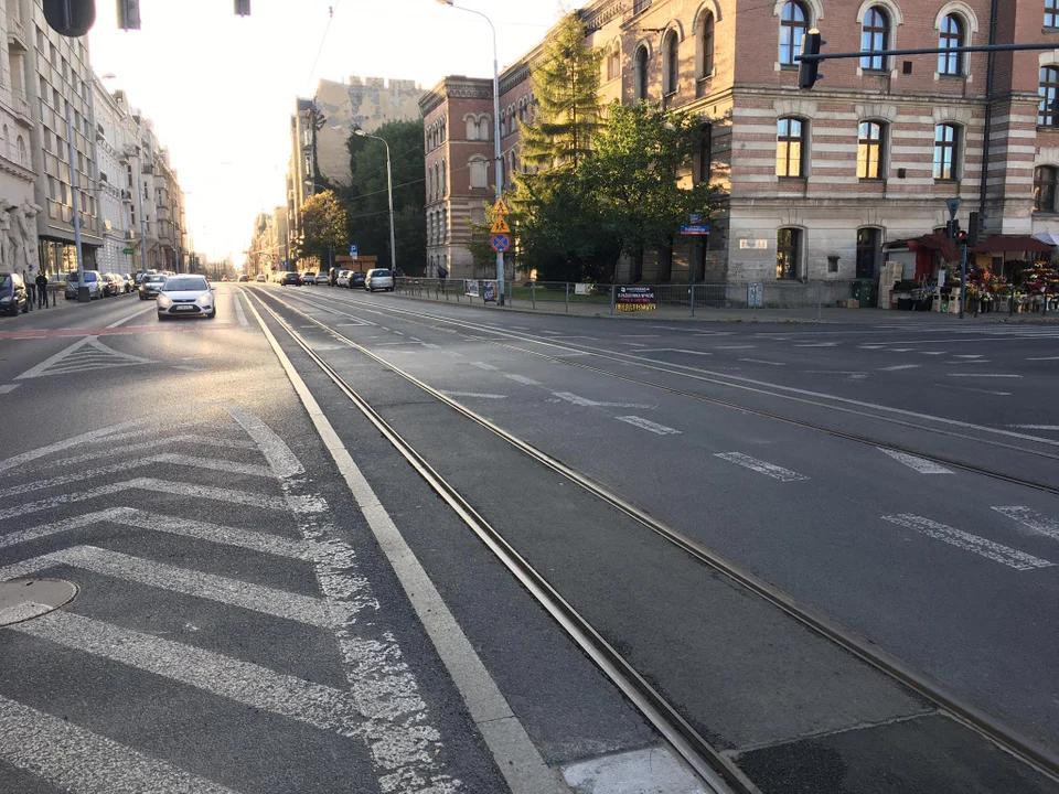 Koniec remontu pasa autobusowo-tramwajowego na pl. Dąbrowskiego w Łodzi