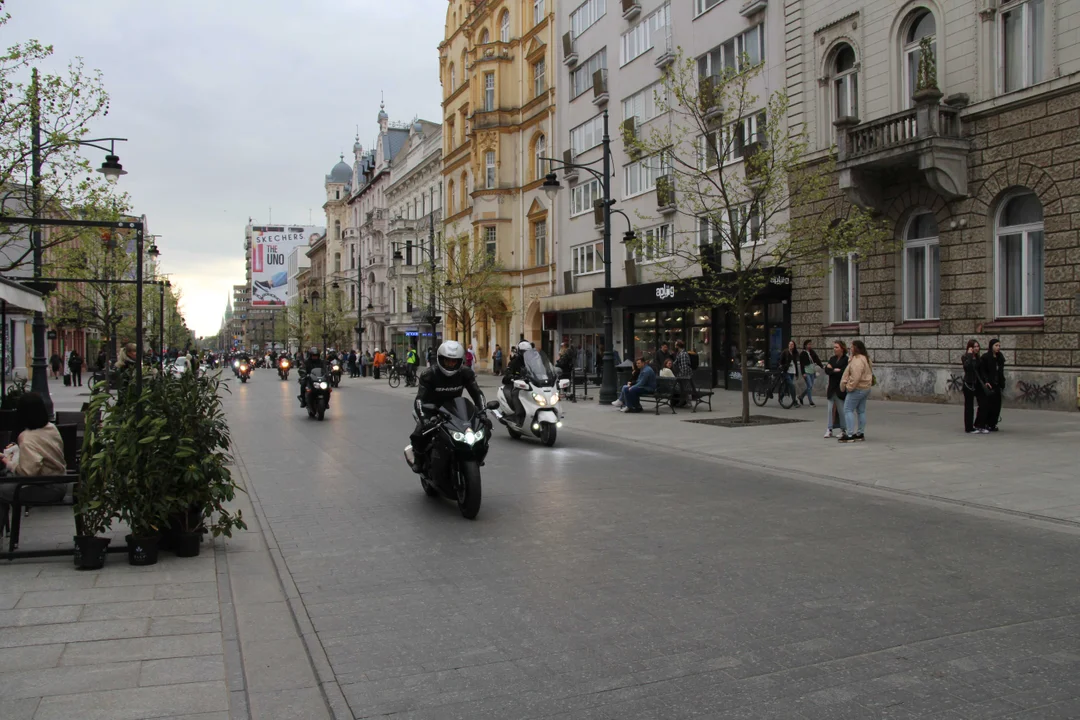 Wielka parada motocyklowa na ulicy Piotrkowskiej w Łodzi