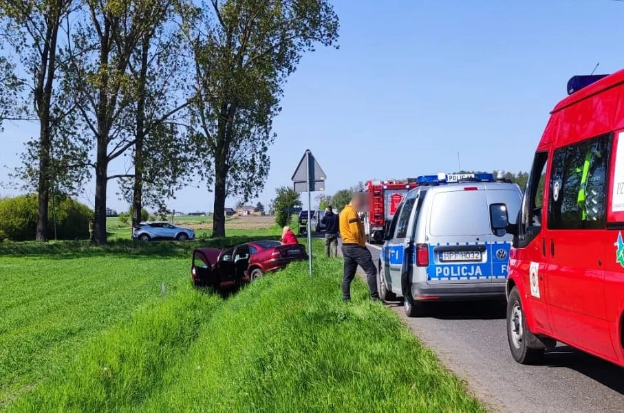 Wypadek z udziałem trzech samochodów na drodze krajowej. Wśród pasażerów dzieci [ZDJĘCIA] - Zdjęcie główne