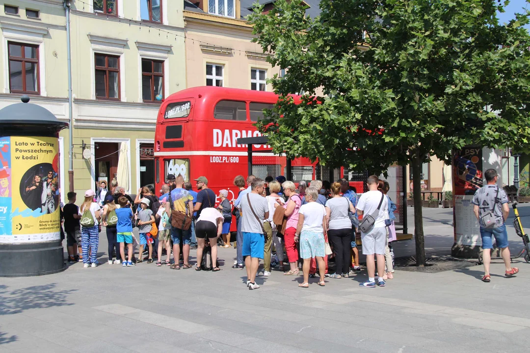 Piętrowy autobus turystyczny przemierza szlakiem łódzkich zabytków