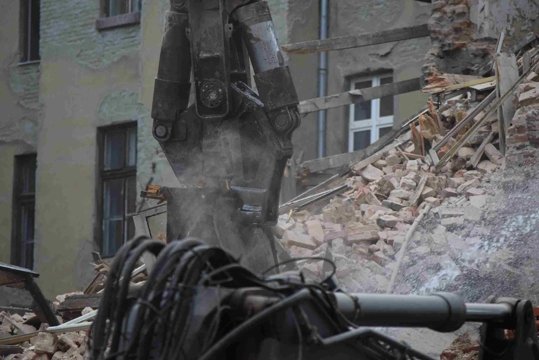 Ogromne kłęby kurzu na Kilińskiego 49. Zobacz najnowsze zdjęcia z placu wyburzania