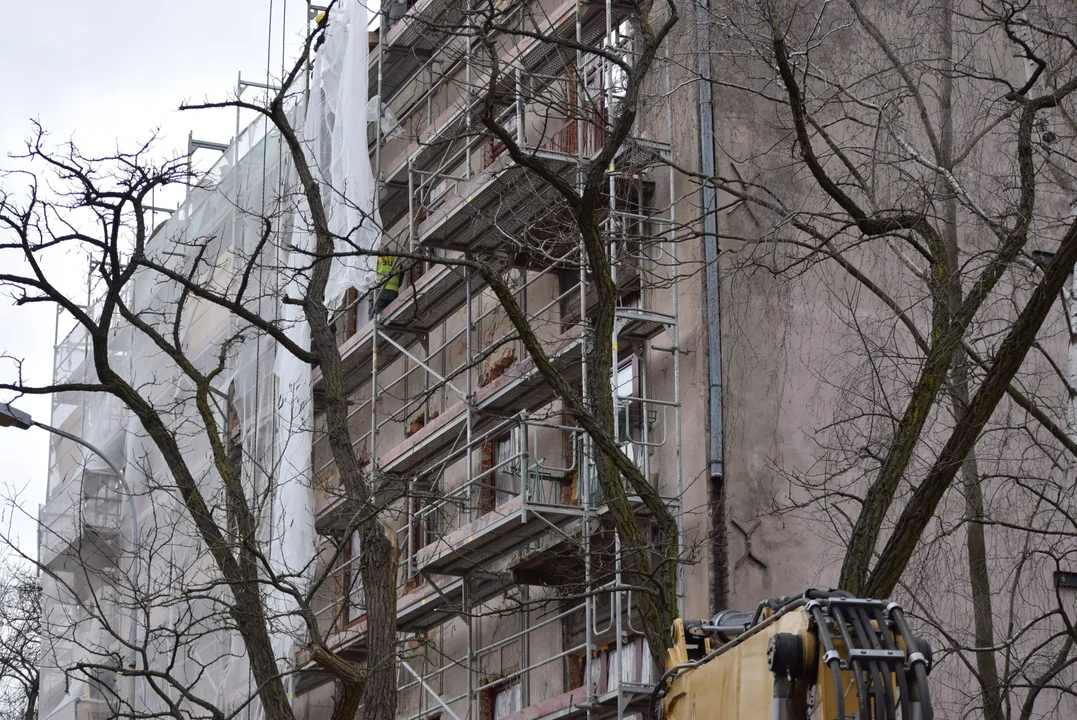 Mieszkańcy mają dość zalegających śmieci w centrum Łodzi. „Flaszek jest więcej niż robotników” [zdjęcia]