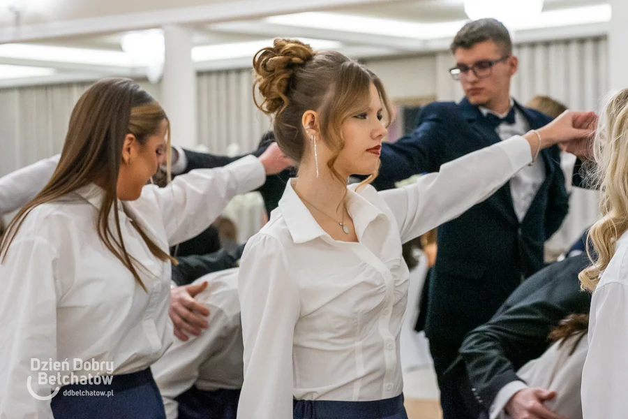 Polonez uczniów III LO im. Adama Mickiewicza w Bełchatowie