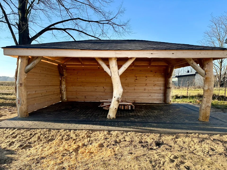 Nowa altana w Sobkach (gmina Zelów)