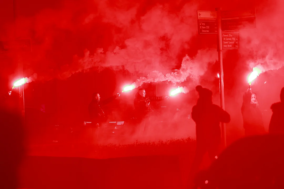 107 lat od wybuchu Powstania Wielkopolskiego. Kibice Lecha rozświetlili ulice Poznania