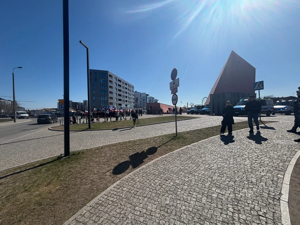 Marsz Polska za Pokojem Gdańsk. Wystąpienie Grzegorza Brauna przed Muzeum II Wojny Światowej