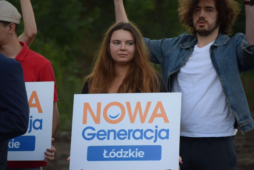 Młodzież przed składowiskiem odpadów chemicznych w Zgierzu