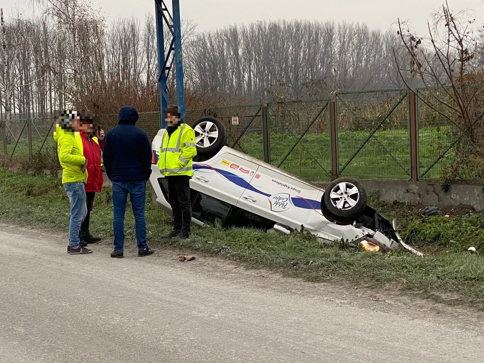 Wypadek w Dobrzelinie. Auto wpadło do rowu