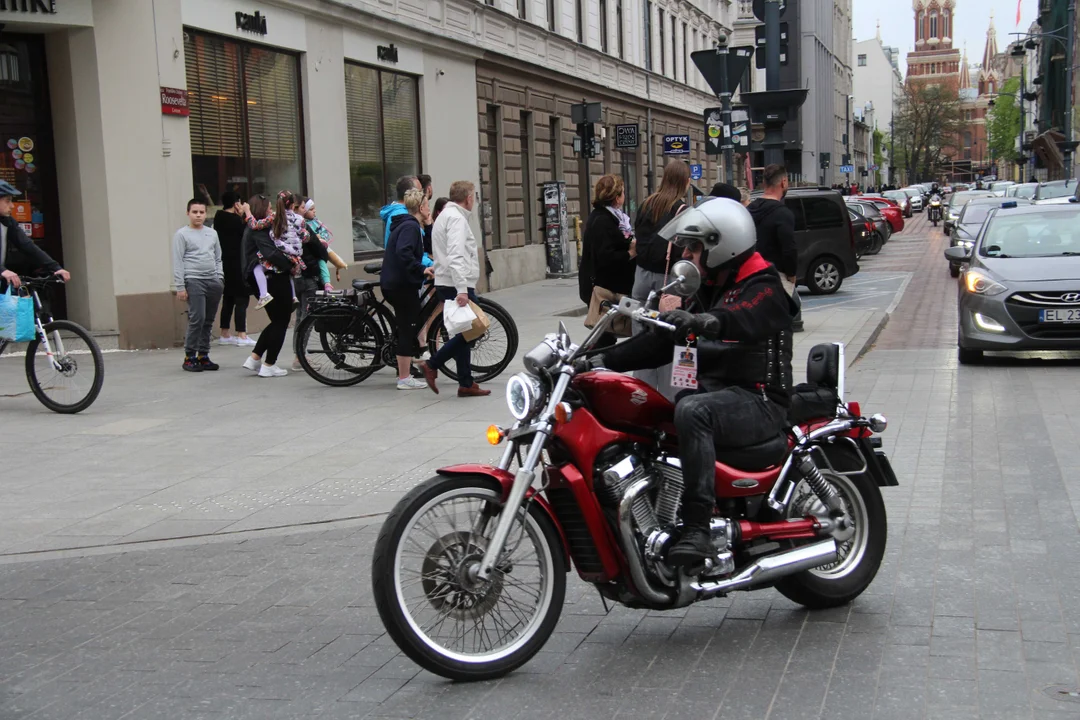 Wielka parada motocyklowa na ulicy Piotrkowskiej w Łodzi