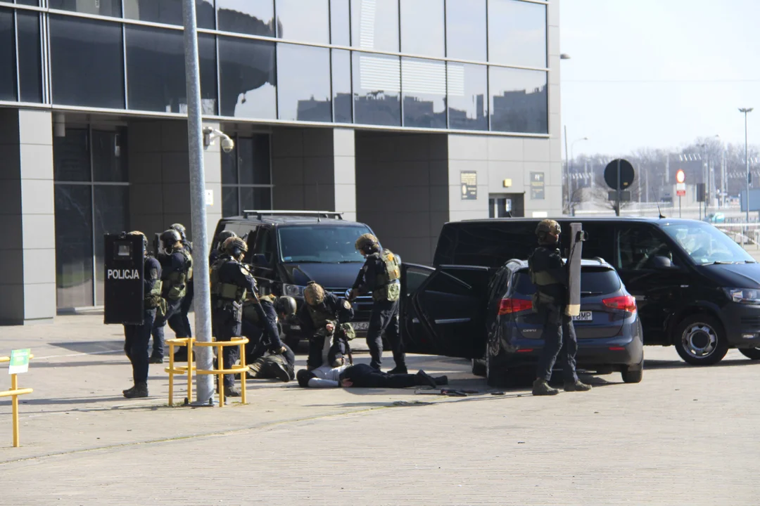 Ćwiczenia służb specjalnych na stadionie ŁKS-u