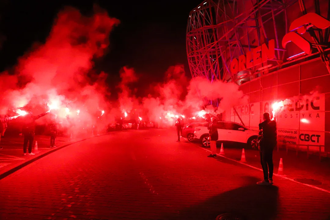 Kibice przywitali ćwierćfinalistów Ligi Mistrzów pod halą [WIDEO, ZDJĘCIA] - Zdjęcie główne