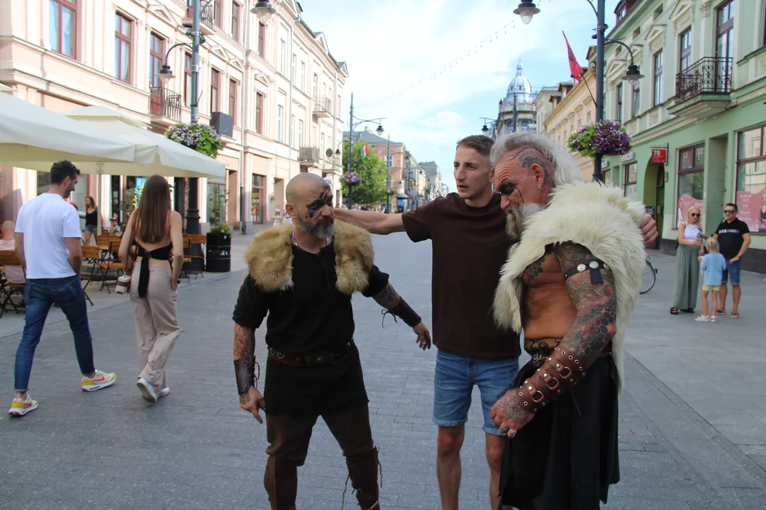 Na ulicy Piotrkowskiej w Łodzi pojawili się wikingowie