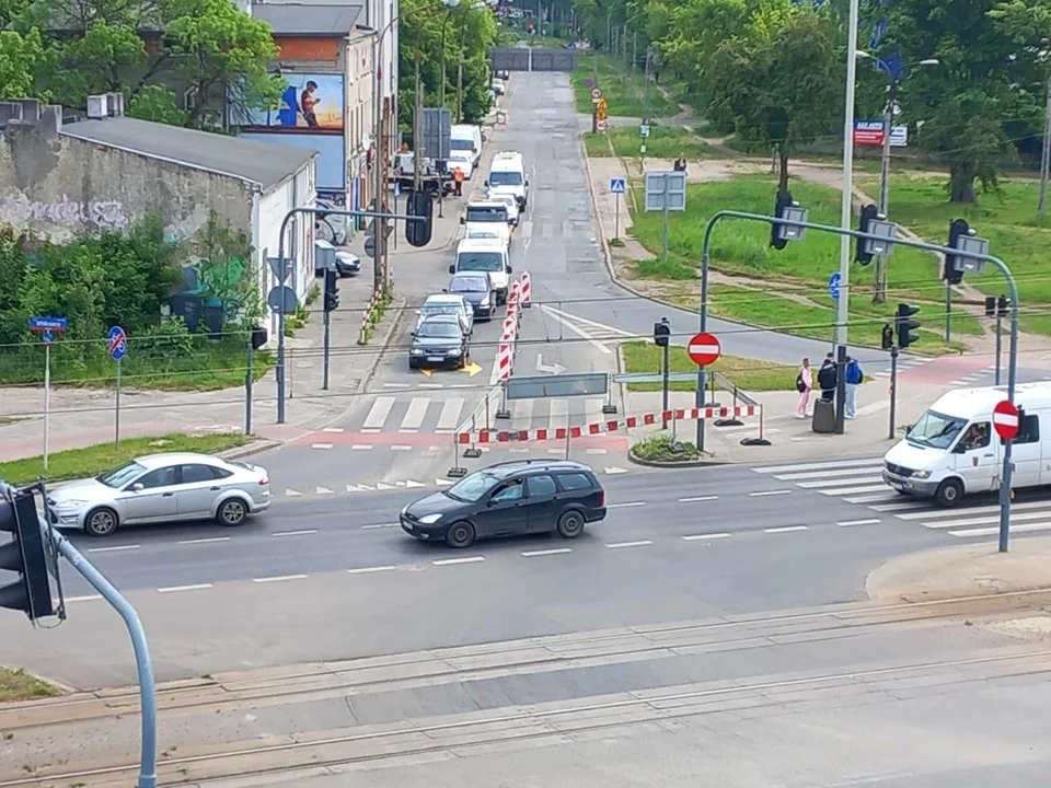 Zasłabnięcie pasażera MPK na Zachodniej, zablokowane skrzyżowanie z al. Włókniarzy. Sprawdź utrudnienia w ruchu