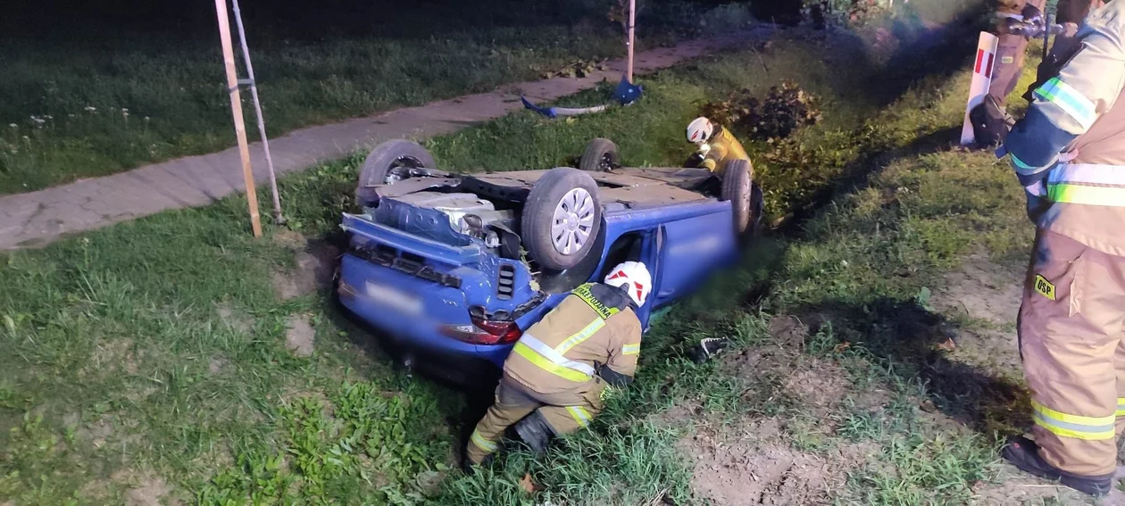 Nocny wypadek niedaleko Płocka. Samochód dachował,  nastolatka w szpitalu - Zdjęcie główne