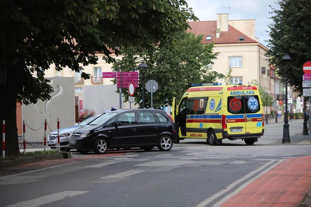 Kobieta potrącona przez samochód w centrum Kutna. Trwa akcja służb [FOTO] - Zdjęcie główne