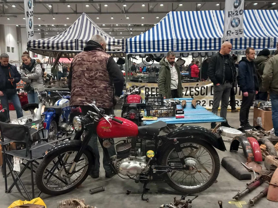 Tłumy Łodzian na Moto Weteran Bazar w Łodzi. Motocykle, broń, ubrania i starocie