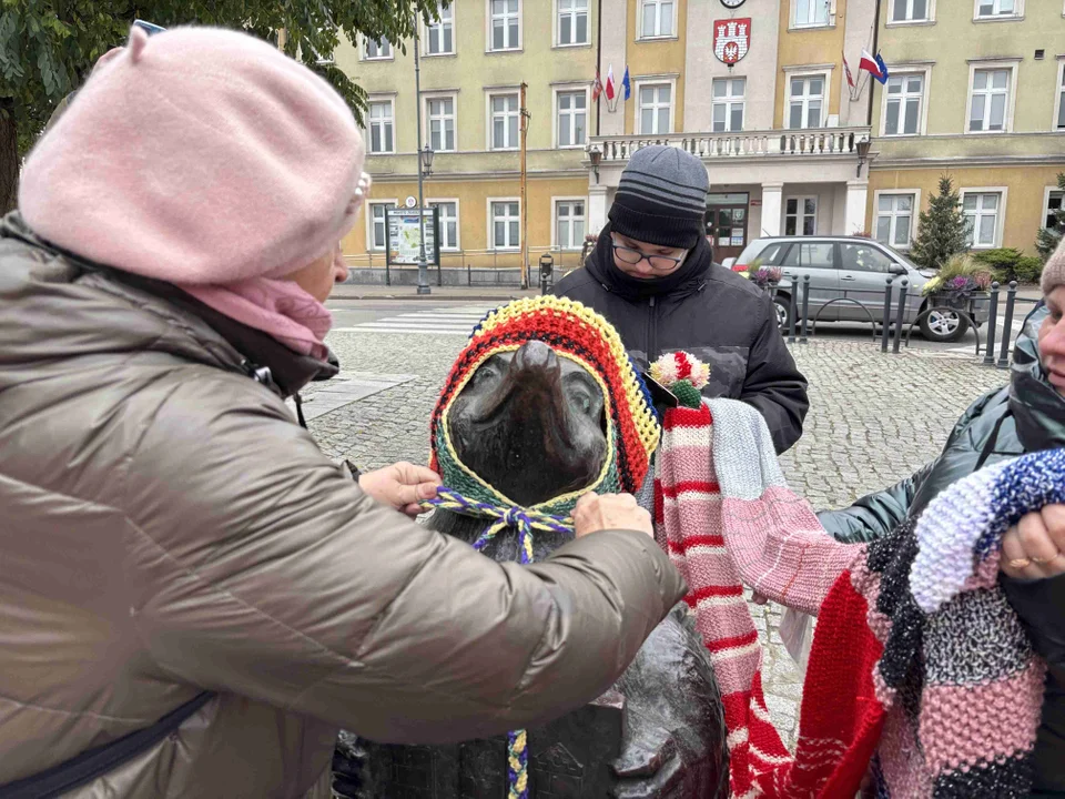 Pomnik w centrum miasta udekorowany przez grupę „Zamontanki”