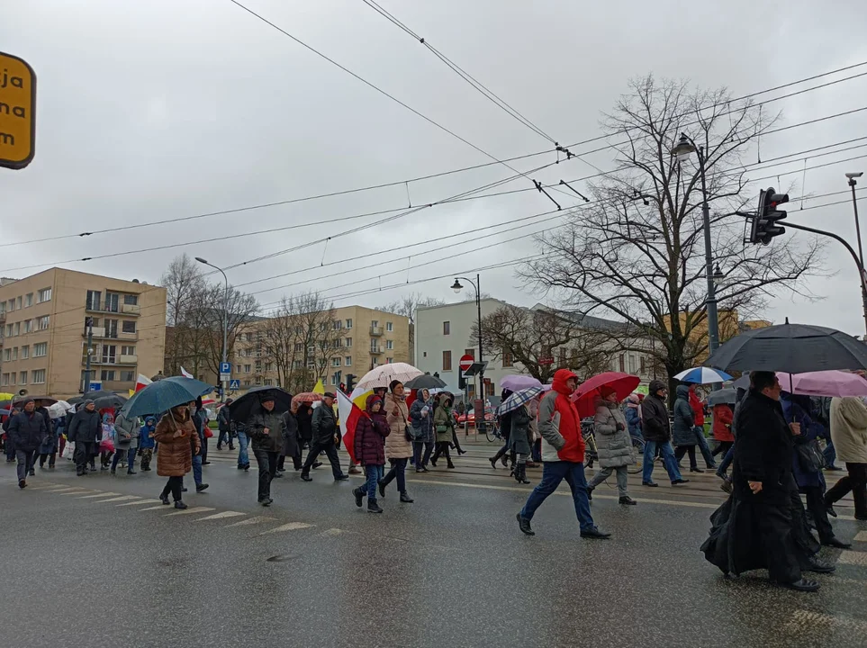 Marsz papieski w Łodzi. Setki łodzian ruszyło ulicami miasta [zdjęcia]