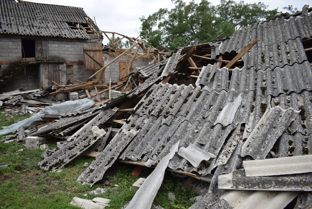 Zawalone budynki, połamane drzewa i brak prądu – armagedon w powiecie zgierskim [ZDJĘCIA] - Zdjęcie główne