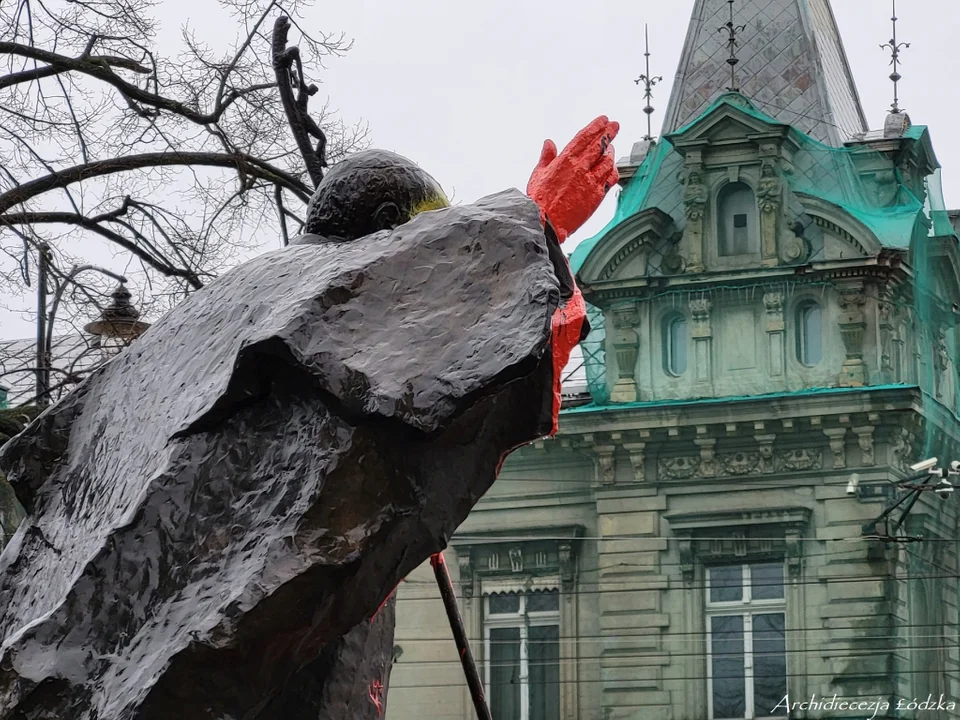 Zniszczony pomnik Jana Pawła II w Łodzi