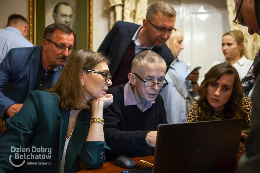 Emocje w sztabach Marioli Czechowskiej i Plusa. Spływają wyniki z poszczególnych komisji [FOTO] - Zdjęcie główne