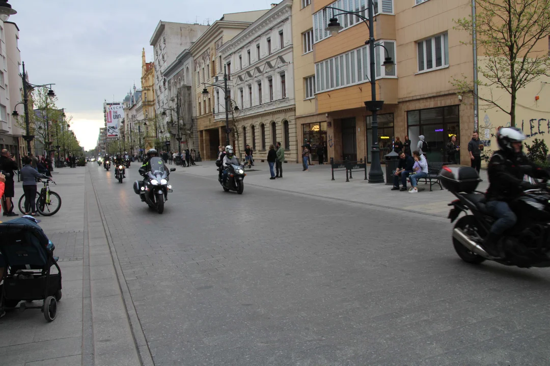 Wielka parada motocyklowa na ulicy Piotrkowskiej w Łodzi