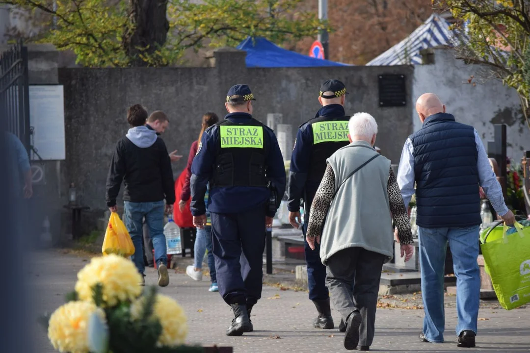 Łodzianie przygotowują groby bliskich do Wszystkich Świętych